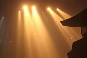 铁轨与麦田横版封面，旧铁轨穿过金黄麦浪